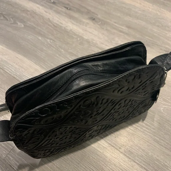 Kenneth Cole crossbody-black - Picture 7 of 9